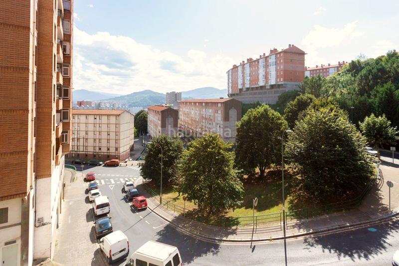 Foto 0d4baa01-140f-47ee-a4af-db8c63dc0f1a. Autoparkplatz in Otxarkoaga Bilbao