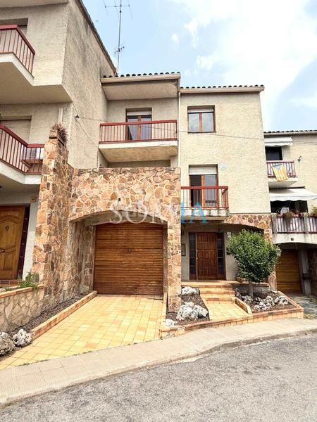 Foto f17fd075-5a23-43d0-a493-7893fdf9039a. Casa adosada espacio y confort en Sant Celoni