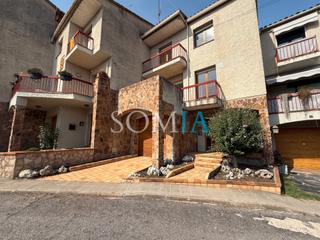 Casa adossada a Sant Celoni. Acogedora y familiar