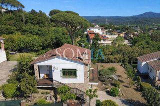 Haus in Riells i Viabrea. Practica con luminosidad