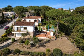 Casa a Riells i Viabrea. Practica con luminosidad