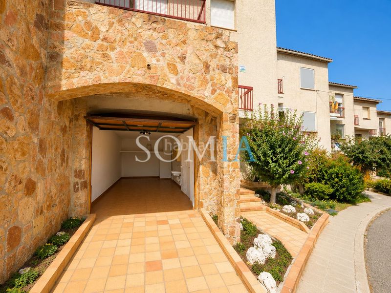 Foto bfb01f8a-d9a7-45d7-b473-82df3c162940. Casa adossada amb xemeneia calefacció aparcament a Sant Celoni