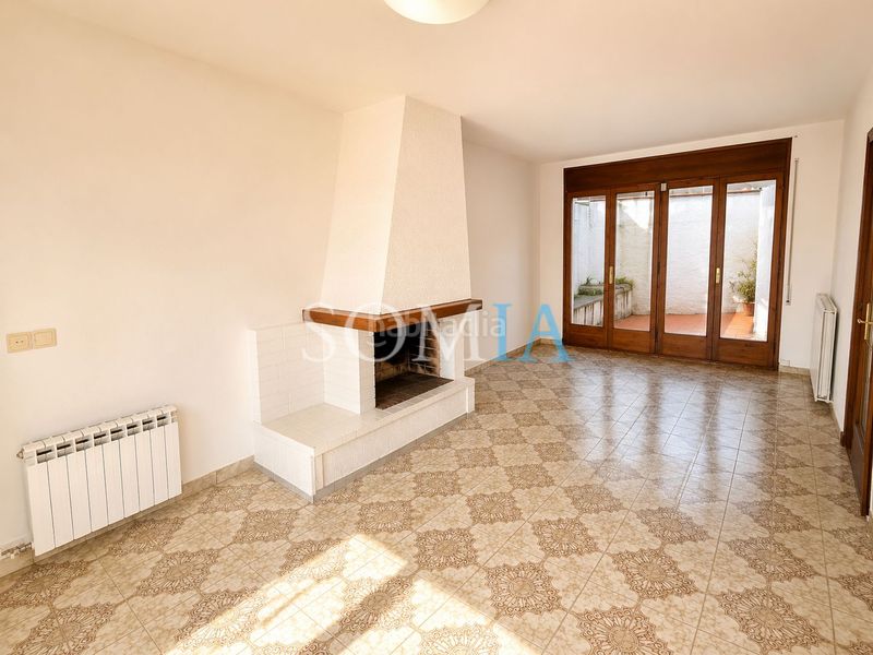 Foto e8e917bb-a1d5-48ef-a0bc-7dcab27f3db8. Casa adossada amb xemeneia calefacció aparcament a Sant Celoni
