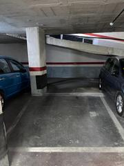Autoparkplatz  Avinguda de sant ramon nonat. Plaza para dos coches en fila.