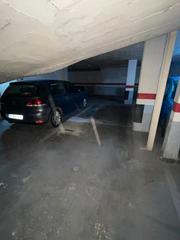 Parking voiture  Avinguda de sant ramon nonat. Plaza para dos coches en fila.