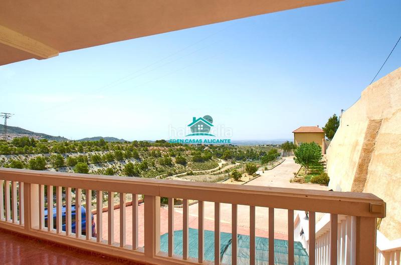 Foto 0755ecc3-3fbf-4bfd-be44-2e1559557dbf. Chalet gran vivienda de 2 plantas con 4 dormitorios 4 baños y vistas al mar en Busot