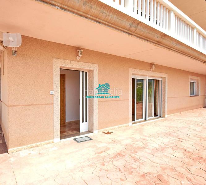 Foto 2aaa6cfc-e53e-4420-87d6-d8f0716693a4. Chalet gran vivienda de 2 plantas con 4 dormitorios 4 baños y vistas al mar en Busot