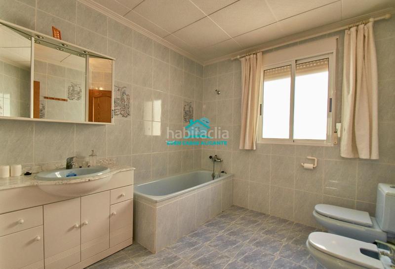 Foto 38a89f45-0303-4dd3-91f1-941a7f048872. Chalet gran vivienda de 2 plantas con 4 dormitorios 4 baños y vistas al mar en Busot