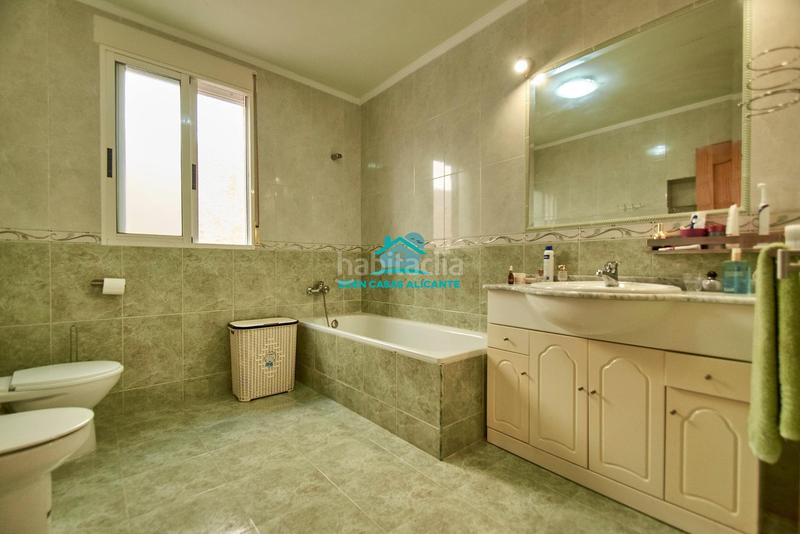 Foto 38a9a42e-5e85-4663-9757-98ba775f073f. Chalet gran vivienda de 2 plantas con 4 dormitorios 4 baños y vistas al mar en Busot