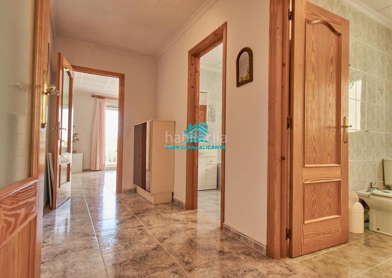 Foto 40f02c57-ecbf-4e1f-b0df-0916c7264309. Chalet gran vivienda de 2 plantas con 4 dormitorios 4 baños y vistas al mar en Busot