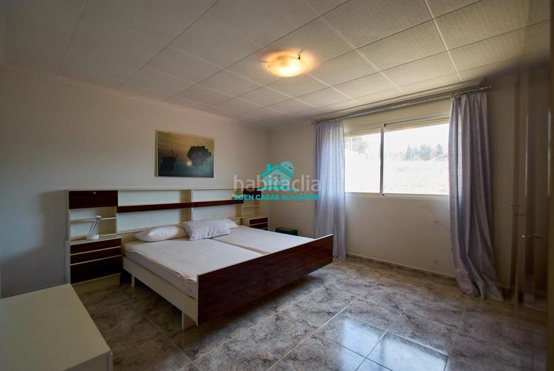 Foto 7aceedba-e158-4f76-92c9-8fcbdda9da5c. Chalet gran vivienda de 2 plantas con 4 dormitorios 4 baños y vistas al mar en Busot