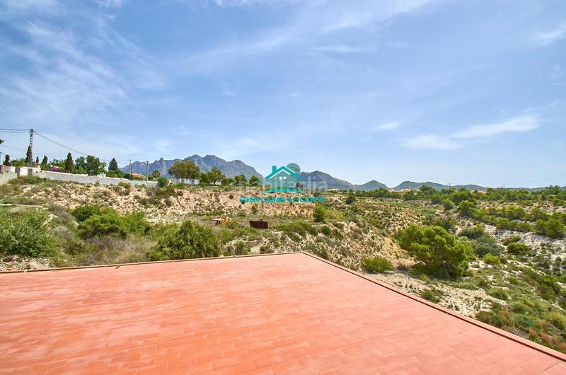 Foto 845ce0f4-e401-4cf3-b5da-99a5cf0c69e8. Chalet gran vivienda de 2 plantas con 4 dormitorios 4 baños y vistas al mar en Busot