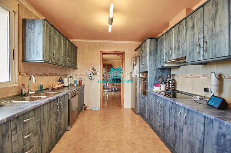 Foto a4bd7e2a-124e-4bbc-a12f-605c5f98ae86. Chalet gran vivienda de 2 plantas con 4 dormitorios 4 baños y vistas al mar en Busot