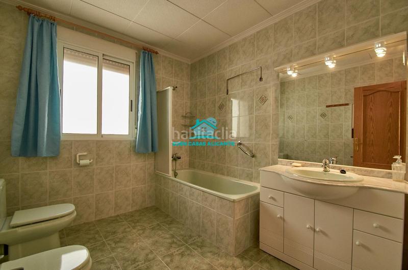 Foto a85a42f7-43e0-412f-b779-d54937cb7815. Chalet gran vivienda de 2 plantas con 4 dormitorios 4 baños y vistas al mar en Busot