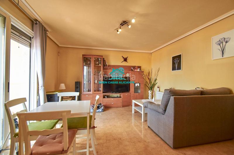 Foto f02e40f6-55d7-4249-8723-f4f6ff74cded. Chalet gran vivienda de 2 plantas con 4 dormitorios 4 baños y vistas al mar en Busot