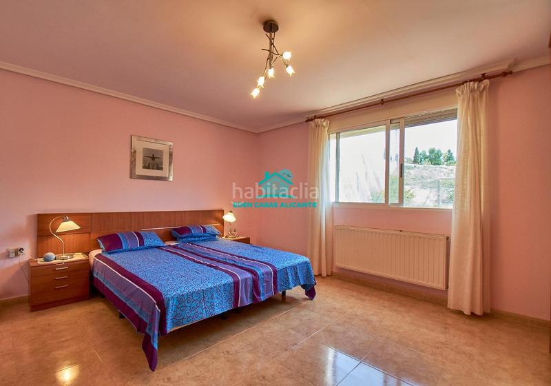 Foto f99c305e-0ce3-4cf9-a911-aaf9aa1878c9. Chalet gran vivienda de 2 plantas con 4 dormitorios 4 baños y vistas al mar en Busot