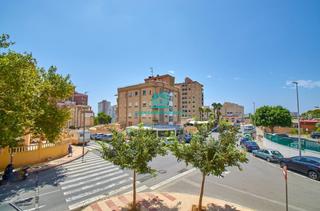 Casa  Avenida xixona. Adosado de 4 dormitorios y 2 baños dividido en 2 apartamentos in