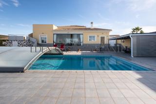 Casa en Aguaderas. Chalet independiente de 300m2 con casa de invitados, piscina y p
