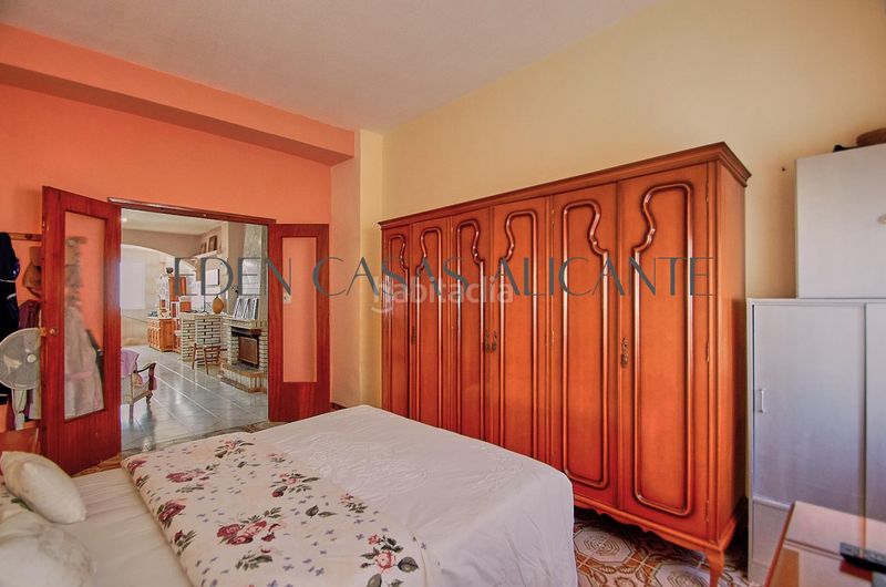Foto 4445bf5b-0558-4a41-b71d-13a7a465e317. Casa adossada a Campello Pueblo Campello (el)