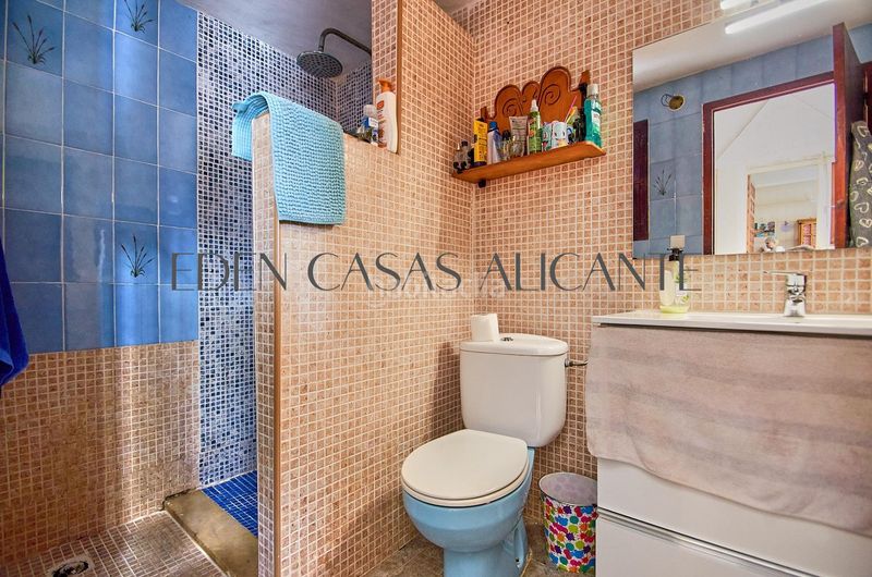 Foto d590ef68-d590-44ca-9e27-c39eaf4b20b7. Casa adossada a Campello Pueblo Campello (el)