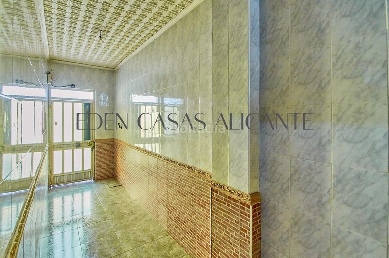 Foto f22139aa-1484-4bd8-b2cd-1d0e1502b4c8. Casa adossada a Campello Pueblo Campello (el)