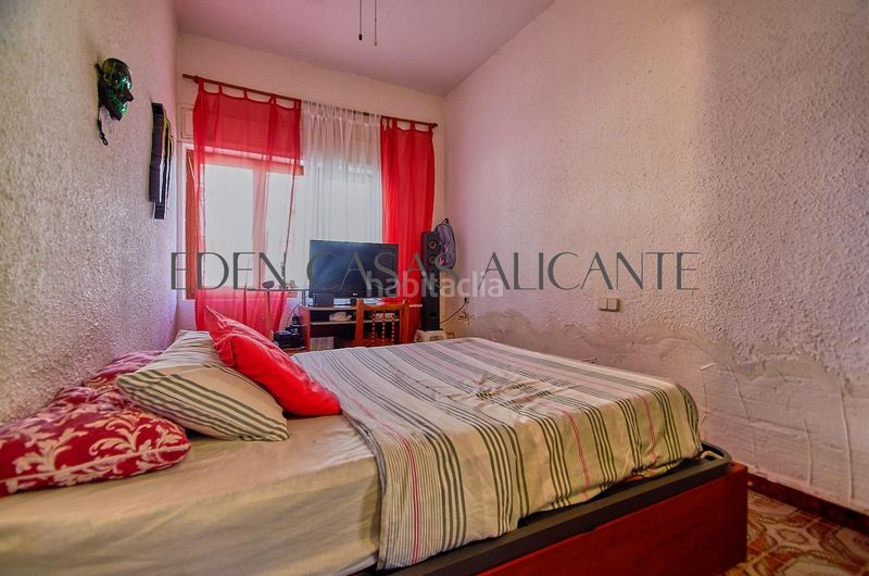 Foto fa95e5cd-61ac-43b5-b9a7-ffc081476d95. Casa adossada a Campello Pueblo Campello (el)