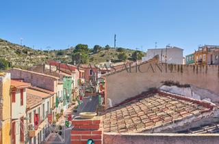 Casa adossada  Calle raval. Casa de pueblo de tres plantas con terraza y seis dormitorios en
