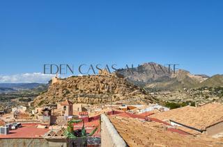Casa adossada  Calle raval. Casa de pueblo de tres plantas con terraza y seis dormitorios en