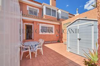 Maison jumelée à Bellavista-Capiscol-Frank Espinós. Casa urbana de 3 plantas con 3 dormitorios, 2 baños, patio con j