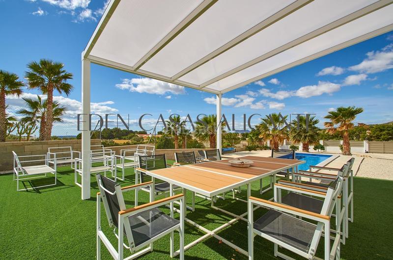 Foto 2d16fd58-88c7-43a0-b6e4-ee6f7c5d9eab. Xalet amb calefacció aparcament piscina a Montnegre Alicante