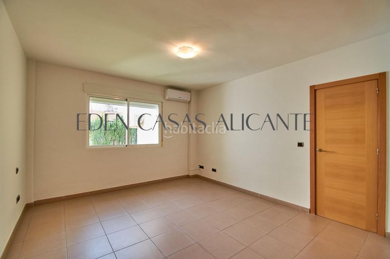 Foto 463d3315-2749-4bad-9ce6-2c4d6ee7bf41. Xalet amb piscina a Busot