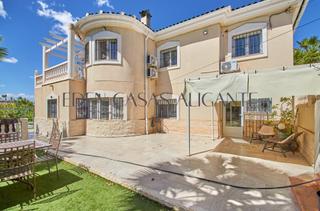 Xalet  Magnesita. Villa independiente de 4 dormitorios con piscina privada en vall