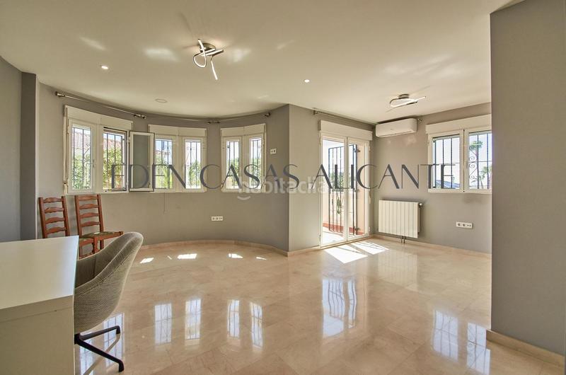 Foto 0d3df041-7063-47c7-8a1a-d89fa40f2d2d. Chalet villa independiente de 4 dormitorios con piscina privada en Valle del Sol, alicante en Mutxamel