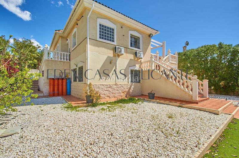 Foto 109ef567-f54a-4e72-9c9d-65be6c3d6bbb. Chalet villa independiente de 4 dormitorios con piscina privada en Valle del Sol, alicante en Mutxamel