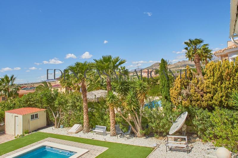 Foto 19acd849-84b5-43a9-8315-7463b6bc59ec. Chalet villa independiente de 4 dormitorios con piscina privada en Valle del Sol, alicante en Mutxamel