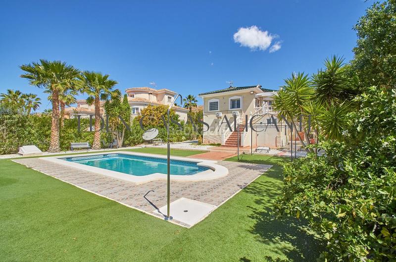 Foto 21c7614c-0454-42a2-a6cf-c3a78d369814. Chalet villa independiente de 4 dormitorios con piscina privada en Valle del Sol, alicante en Mutxamel