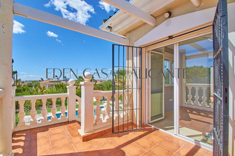 Foto 494cb3e7-daac-4bc8-a762-4262596dfc1b. Chalet villa independiente de 4 dormitorios con piscina privada en Valle del Sol, alicante en Mutxamel