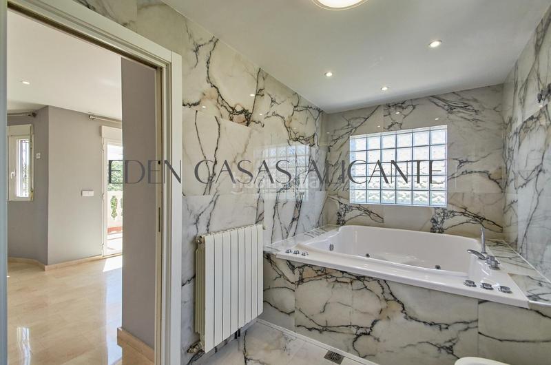 Foto 5cb73e74-5c13-40c2-981a-a68e07f07a9a. Chalet villa independiente de 4 dormitorios con piscina privada en Valle del Sol, alicante en Mutxamel