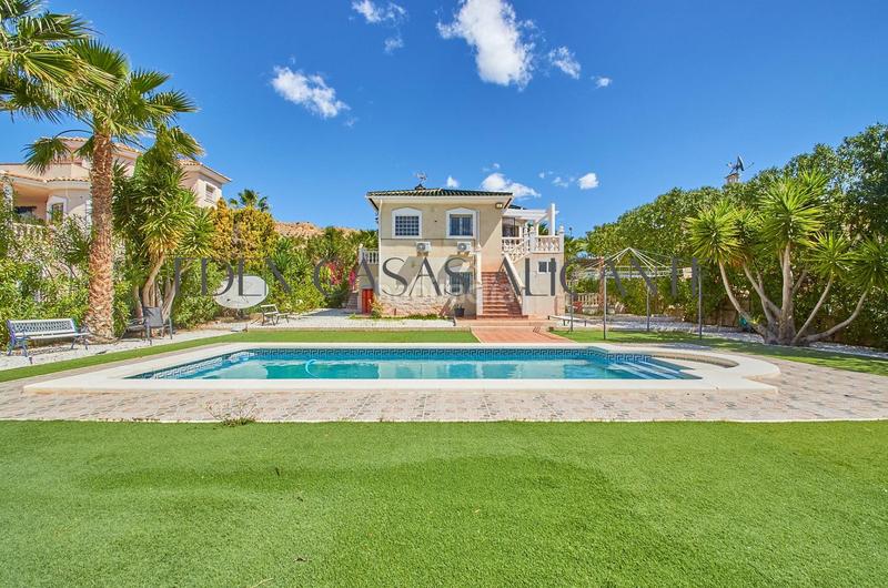 Foto 7a3649f3-e81e-46aa-9129-cd6fb41c7ac0. Chalet villa independiente de 4 dormitorios con piscina privada en Valle del Sol, alicante en Mutxamel