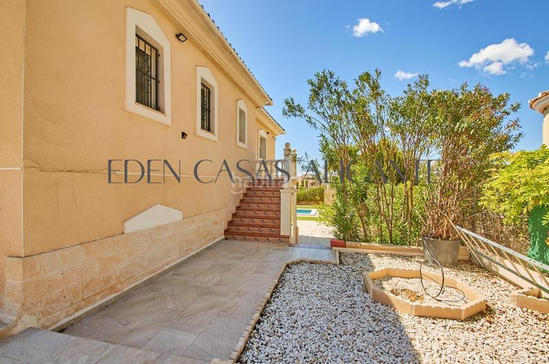 Foto fb934089-7f10-4898-a452-8cc2df9b462f. Chalet villa independiente de 4 dormitorios con piscina privada en Valle del Sol, alicante en Mutxamel