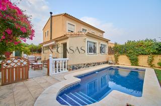 Maison jumelée  Calle ametlers els. Chalet adosado 3 dormitorios con piscina privada y sotano en aig