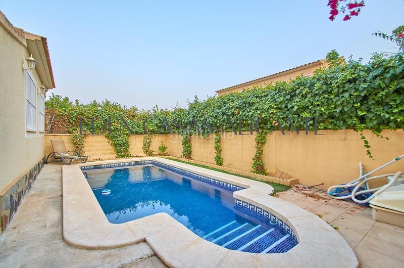 Foto ceb84cc4-11be-4ec7-af4c-98c2d779394d. Casa adosada chalet adosado 3 dormitorios con piscina privada y sotano en aiges en Aigües