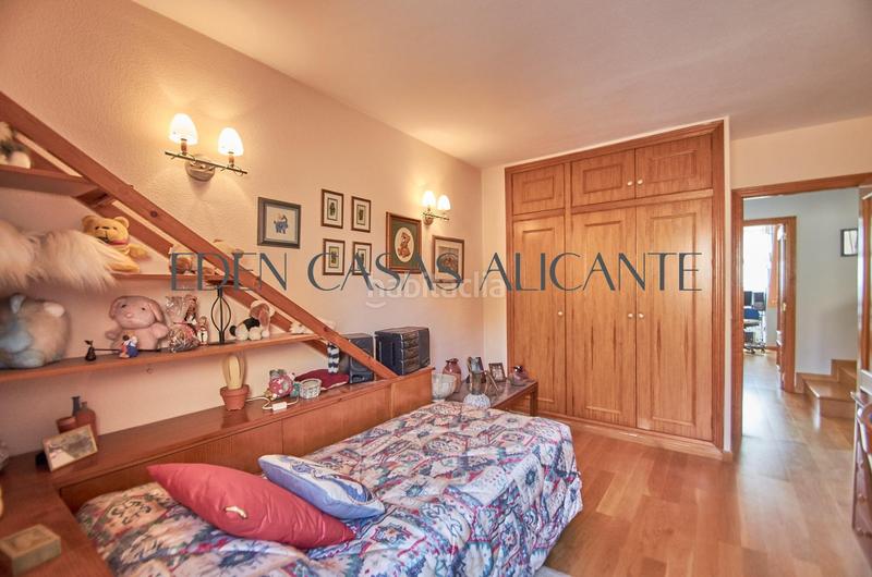 Foto 0d1937ee-aa3d-450f-9a70-650c5250f09a. Casa adosada vivienda adosada con 4 habitaciones y 3 baños en urbanización con piscina y parking en Mutxamel