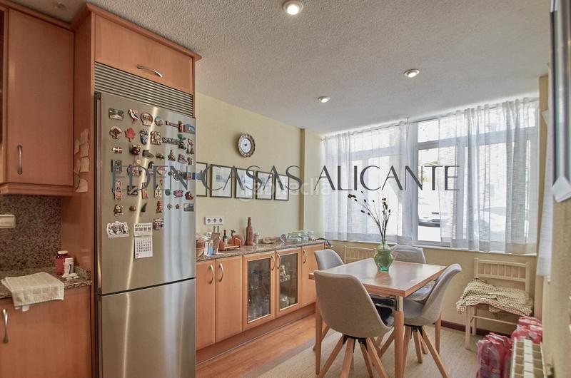 Foto 410cd6fc-e213-4353-afc3-e9b8b1c17f7a. Casa adosada vivienda adosada con 4 habitaciones y 3 baños en urbanización con piscina y parking en Mutxamel