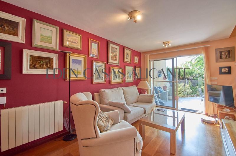 Foto 48000c2e-a3c3-4c3f-bc92-35e8c8fca36e. Casa adosada vivienda adosada con 4 habitaciones y 3 baños en urbanización con piscina y parking en Mutxamel