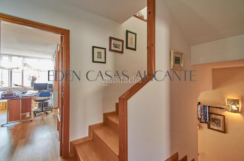 Foto 4b425346-9c2e-43b6-b915-97adbb624dda. Casa adosada vivienda adosada con 4 habitaciones y 3 baños en urbanización con piscina y parking en Mutxamel