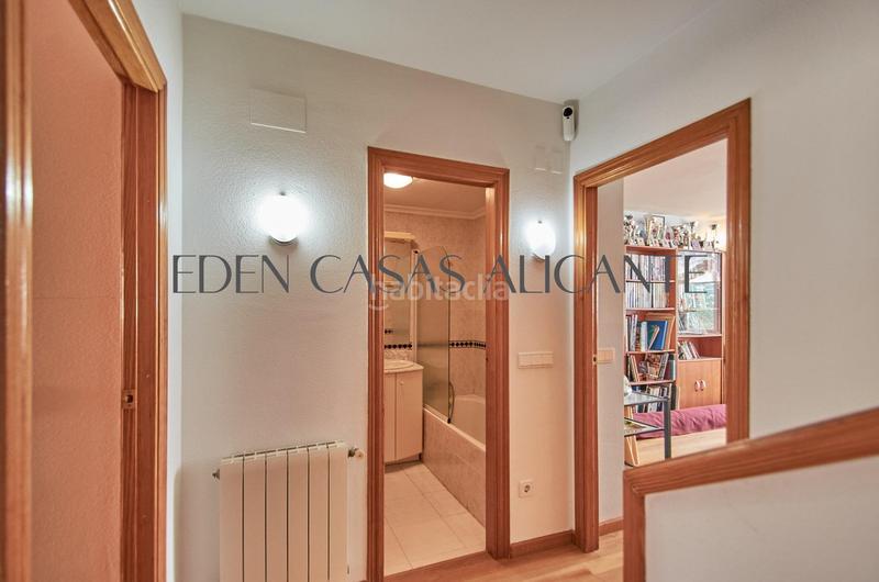 Foto 5d971faa-51b2-4c58-b27c-8f4e1a9a6275. Casa adosada vivienda adosada con 4 habitaciones y 3 baños en urbanización con piscina y parking en Mutxamel
