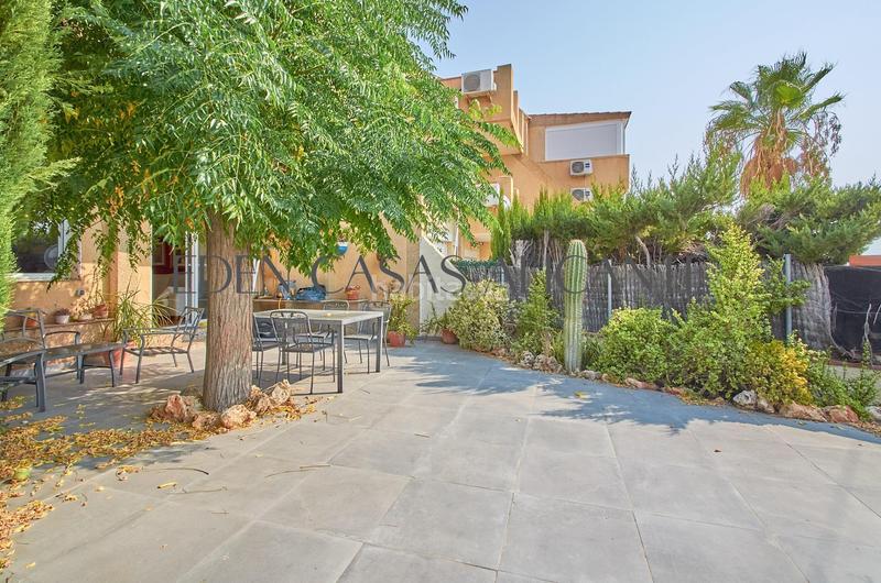 Foto 68d8f5c8-4310-45e5-b0cd-2062382c25e9. Casa adosada vivienda adosada con 4 habitaciones y 3 baños en urbanización con piscina y parking en Mutxamel