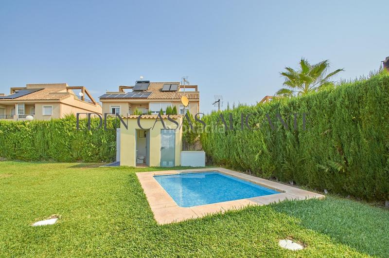 Foto 87e6dc2f-d9e4-4a7d-bfea-0b180a8ec1ed. Casa adosada vivienda adosada con 4 habitaciones y 3 baños en urbanización con piscina y parking en Mutxamel