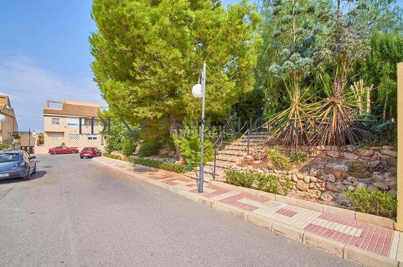Foto 8ddabba4-e720-464b-b900-9366e308bab1. Casa adosada vivienda adosada con 4 habitaciones y 3 baños en urbanización con piscina y parking en Mutxamel